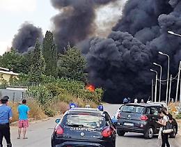 A fuoco un deposito di pneumatici: allarme nube tossica a Battipaglia