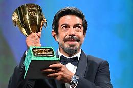Venezia, Favino vince la Coppa Volpi