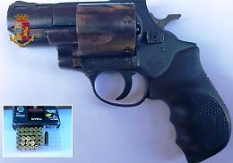 Sorpreso con una pistola e munizioni, arrestato