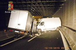Contromano sull’A7, schianto<br>tra furgoni: un morto