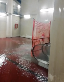 Maltempo a Napoli, allagata la Funicolare di Chiaia