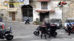 Napoli, 17 misure per contrabbando di sigarette
