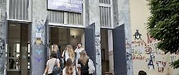 Liceo Sannazaro, bruciata la corona per le Quattro Giornate