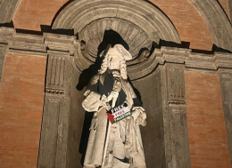 Napoli, cartelli pro Palestina sui monumenti