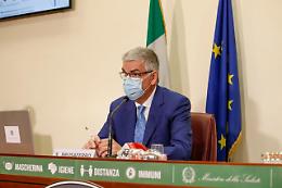 Spostamenti a Natale, Brusaferro: «No allentamento misure»
