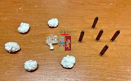Trovato con droga e munizioni, 21enne arrestato