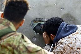 Libia, Serraj firma l'accordo. Haftar chiede più tempo