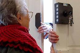 Falsi infermieri tentano di raggirare un'anziana fingendo di doverla vaccinare a domicilio