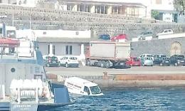 Furgone senza freno a mano finisce a mare nel porto 