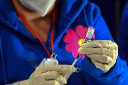 Omicron, Ema: "Vaccini meno efficaci su contagio e malattia lieve"