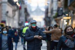 Covid Italia, calano incidenza e ricoveri: sale solo l’Rt