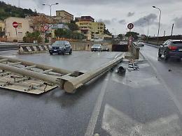 Maltempo, vento abbatte insegna stradale a Pozzuoli