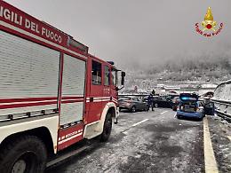 A32, maxitamponamento con 25 auto: 2 morti