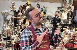 Marco Mengoni dal palco di Sanremo al presepe napoletano