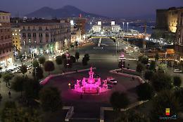 Epilessia, a Napoli la fontana del Tritone s'illumina di viola