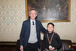 Manfredi incontra il giovanissimo attore Mario Di Leva