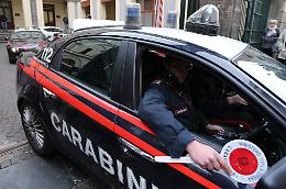 Sfonda la vetrina del supermercato con l’auto e fugge