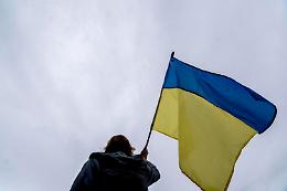 Kiev: Berlusconi bacia le mani insanguinate di Putin