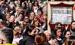 Lacrime e rabbia ai funerali di Fortuna, il parroco: «Chi picchia una donna è uno stronzo»