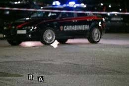 Trascinata fuori dall'auto e investita, muore 50enne