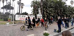 Genitori “No Dad" protestano davanti alla Villa comunale