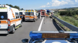 Incidente sulla A16, minibus si ribalta: quattro morti e otto feriti