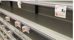 A Napoli si svuotano gli scaffali, file ai supermercati per fare incetta di pasta e farina