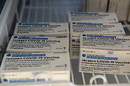 Stop a Johnson&Johnson, sei casi di trombosi: gli Usa fermano tutto 
