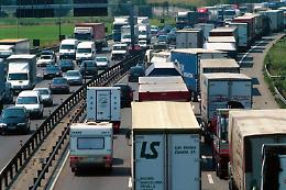 I mercatali tornano a protestare: bloccata la Napoli-Roma con 500 camion
