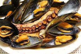 Napoli, zuppa di cozze del Giovedì Santo al dormitorio pubblico