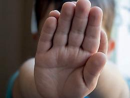 "Ti ammazzo, ti brucio gli occhi", così frustavano i loro figli piccoli: orrore in famiglia