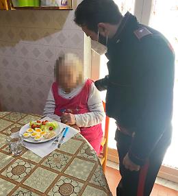 «Non mangio da due giorni», 86enne chiede aiuto ai carabinieri