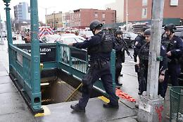 New York, spari in metro: continua la caccia all'uomo