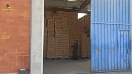 Scoperto deposito di oltre 55mila scarpe contraffatte