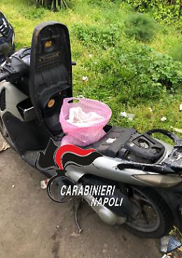 Scampia, 900 dosi di droga nel sottosella della moto: arrestato