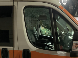 Pietra contro ambulanza in sosta, rotto il finestrino