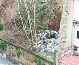 Una discarica fra i ruderi del ’43