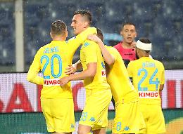 Il Napoli vince ed è record di punti. Pari e scudetto per la Juventus