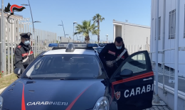 Droga venduta di fronte a una chiesa e in un'enoteca, 5 arresti