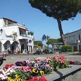 Ischia, si dimettono consiglieri di Serrara Fontana: arriva il commissario prefettizio