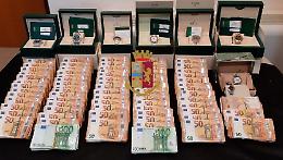 Documento falso, orologi di valore e 378mila euro in casa: arrestato