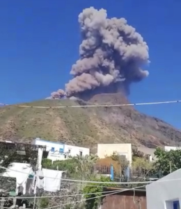 Paura a Stromboli: grossa esplosione e incendi 