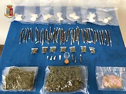 Getta busta pena di cocaina e marijuana, preso pusher 19enne