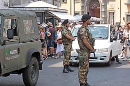 Minaccia passanti col coltello, panico a piazza del Gesù