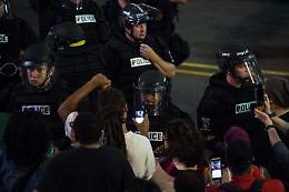 Agente uccide afroamericano, scontri a Memphis