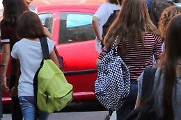 «Chat hot con studentesse», ai domiciliari prof del "Vico". Ispezione dell'Ufficio scolastico regionale