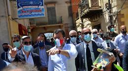 Salvini: «Meglio tra la gente che con i vip di Conte...»