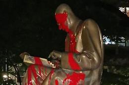 Milano, imbrattata la statua di Montanelli con vernice rossa