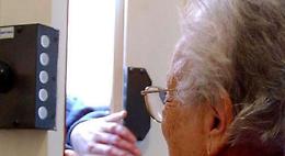 Orrore nella notte: anziana di 90 anni rapinata e violentata