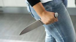 Accoltella per vendetta l'ex amante e la moglie